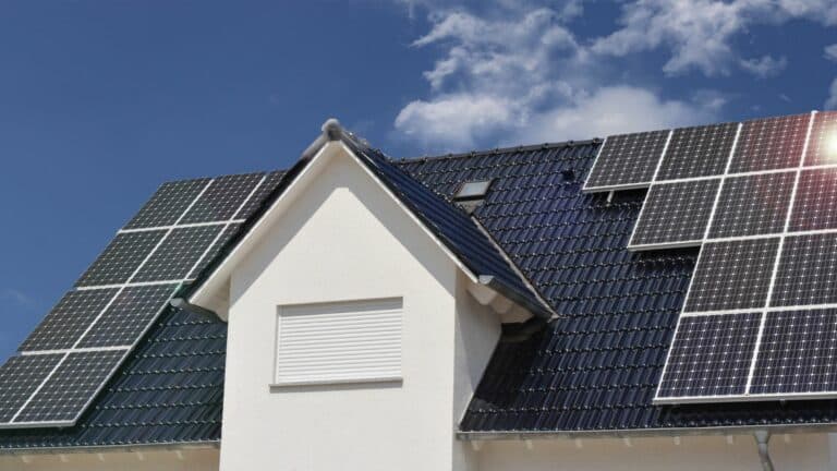 Prérequis, types de panneaux et techniques à utiliser lors de l’installation de panneaux solaires